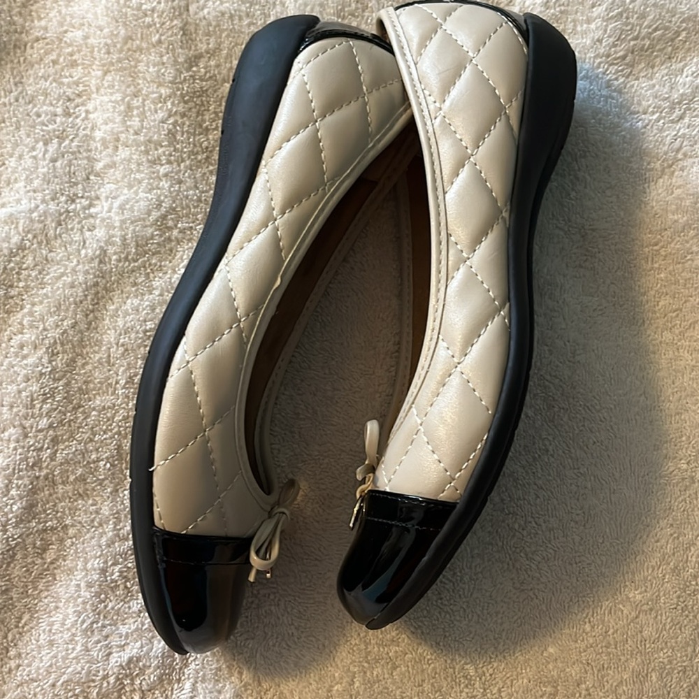 Ladies flats. - Picture 3 of 7
